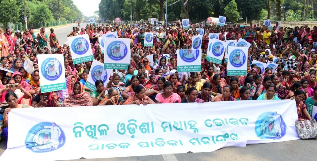 ଗର୍ଜିଲେ ନିଖିଳ ଓଡ଼ିଶା ମଧ୍ୟାହ୍ନଭୋଜନ ପାଚକ ପାଚିକା ମହାସଂଘ।