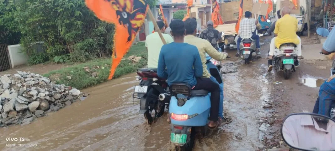 ବିଏମସିର ଦୃଷ୍ଟି ଅଡୁଆଳରେ ଖାଲଖମlପୂର୍ଣ୍ଣ ବାଜପେୟୀ ରୋଡ଼, ପlଦେ ପାଦେରେ ବିପଦ କାର୍ଯ୍ୟକ୍ଷମ କେବେ ? ବିଏମସିର ଦୃଷ୍ଟି ଅଡୁଆଳରେ ଖାଲଖମlପୂର୍ଣ୍ଣ ବାଜପେୟୀ ରୋଡ଼, ପlଦେ ପାଦେରେ ବିପଦ କାର୍ଯ୍ୟକ୍ଷମ କେବେ ?