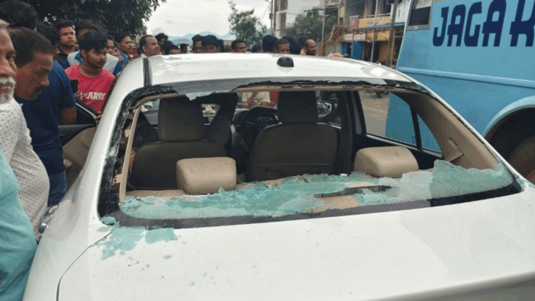 ଅଧ୍ୟାପକଙ୍କୁ ମାଡ଼ ମାରିବା ସହ କାରର କାଚ ଭାଙ୍ଗି ଦେଲେ ଯୁବକ।