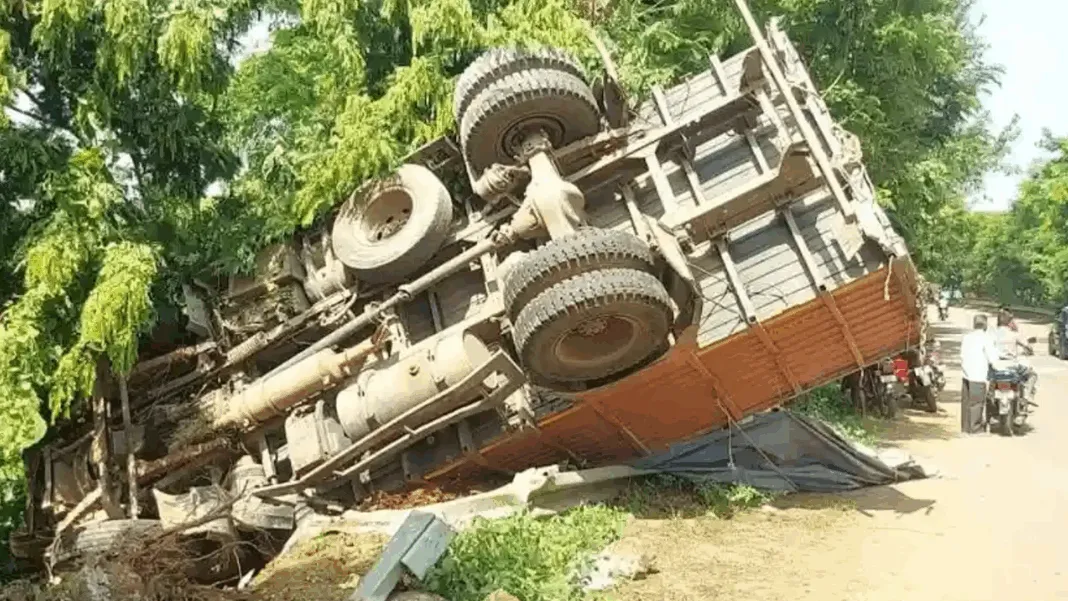 ଭାରସାମ୍ୟ ହରାଇ ରାସ୍ତା ତଳକୁ ଓଲଟିଲା ସିମେଣ୍ଟ ବୋଝେଇ ଟ୍ରକ । ଭାରସାମ୍ୟ ହରାଇ ରାସ୍ତା ତଳକୁ ଓଲଟିଲା ସିମେଣ୍ଟ ବୋଝେଇ ଟ୍ରକ ।