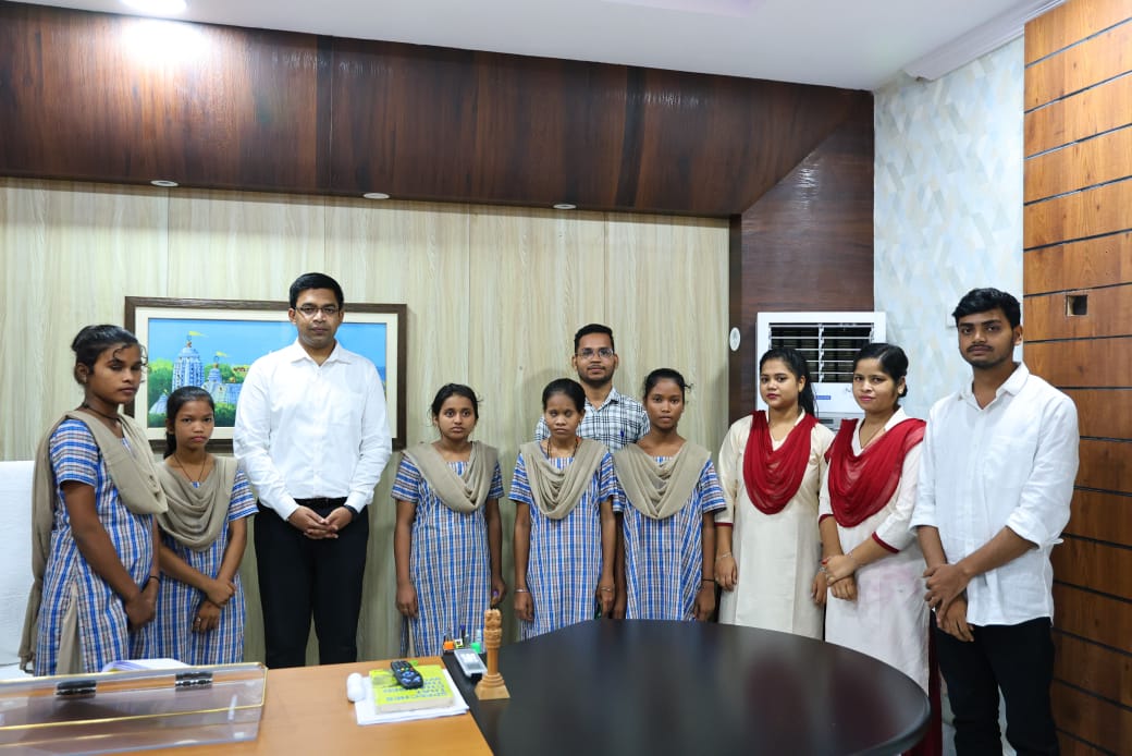 ବଧିର ବିଦ୍ୟାଳୟର ଦୃଷ୍ଟିହୀନ ଓ ଶ୍ରବଣହୀନ ଛାତ୍ରଛାତ୍ରୀମାନେ ଗଞ୍ଜାମ ଜିଲ୍ଲାପାଳଙ୍କୁ ରାକ୍ଷୀ ବାନ୍ଧିଲେ।