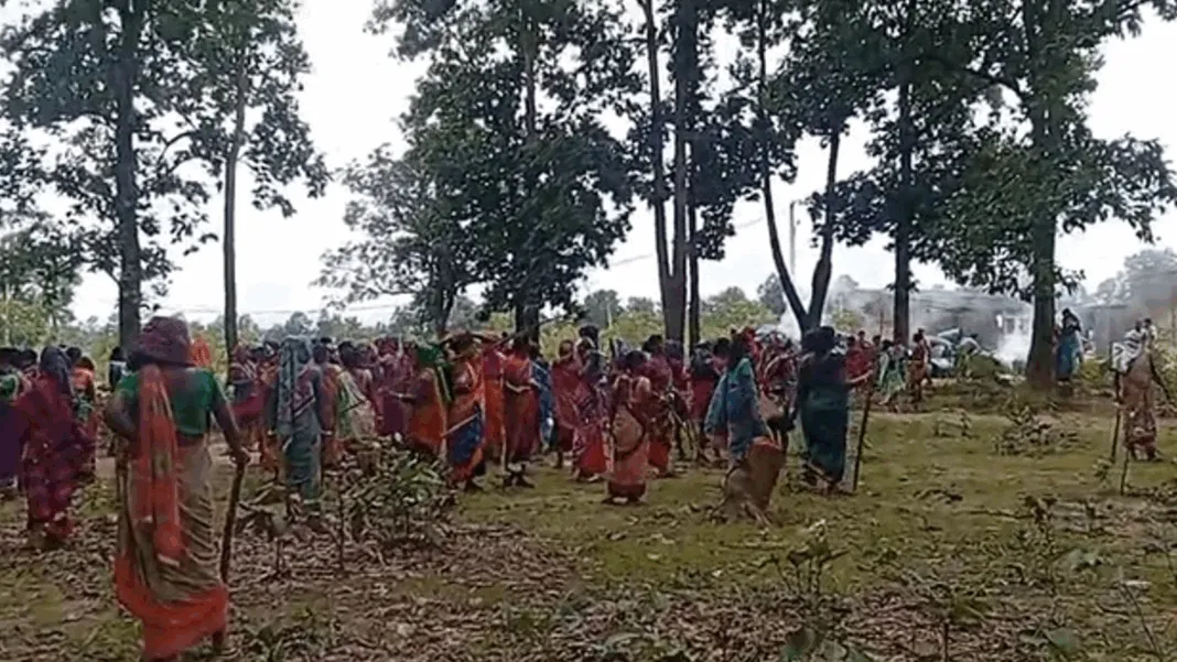 ଦେଶୀ ମଦ ଭାଟିରେ ବ୍ୟାପକ ଭଙ୍ଗାରୁଜ୍ଜା କରିବା ସହ ପୋଡାଜଳା ।