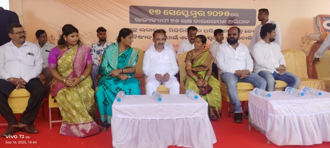 ମନ୍ତ୍ରୀଙ୍କ ଦ୍ବାରା ମାଙ୍କ ନାମରେ ବୃକ୍ଷ ରୋପଣ ।