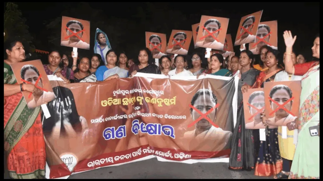 ଭୁବନେଶ୍ୱର ରାଜ୍ୟ ମହିଳା ମୋର୍ଚ୍ଚା ପକ୍ଷରୁ ପଶ୍ଚିମବଙ୍ଗ ମୁଖ୍ୟମନ୍ତ୍ରୀ ମମତା ବାନାର୍ଜୀଙ୍କ ବିରୋଧରେ ବିକ୍ଷୋଭ ପ୍ରଦର୍ଶନ।