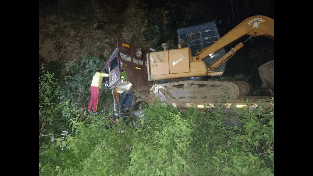 ମାର୍ଲବା ଘାଟିରେ ଭାରସାମ୍ୟ ହରାଇ ପାହାଡକୁ ପିଟି ହେଲା ହିଟାଚି ଗାଡି ବୋଟେଇ ଟ୍ରକ l