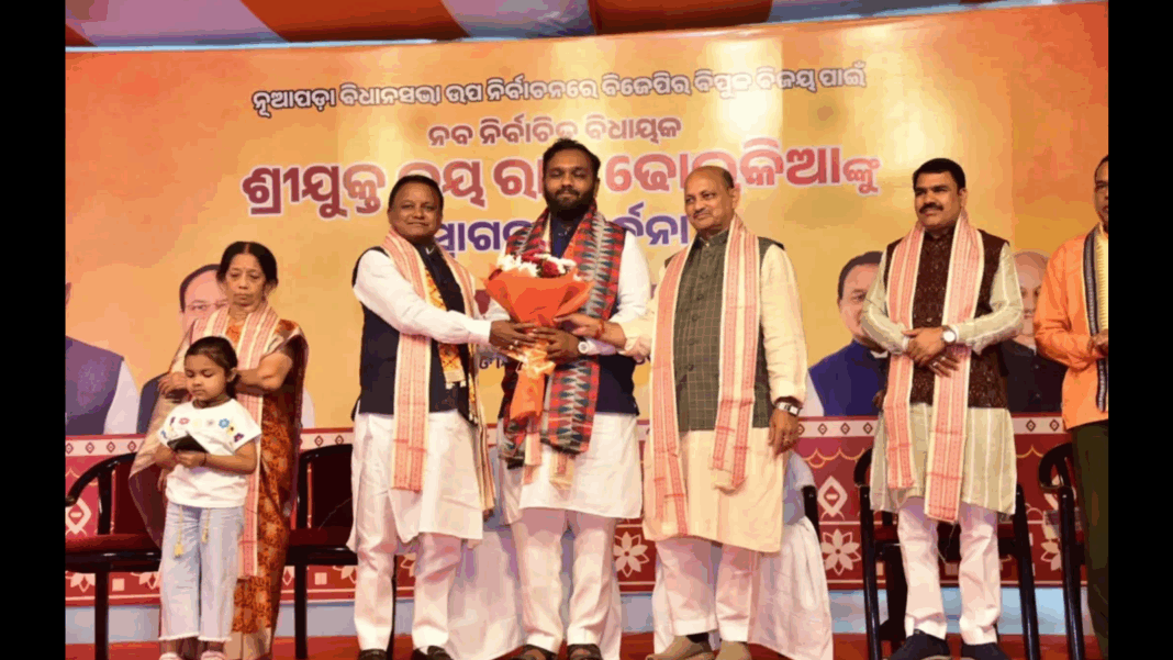 ଭୁବନେଶ୍ୱର ରାଜ୍ୟ କାର୍ଯ୍ୟାଳୟରେ ନୂଆପଡାର ନବ ନିର୍ବାଚିତ ବିଜେପି ବିଧାୟକ ଜୟ ଢୋଲକିଆ ।