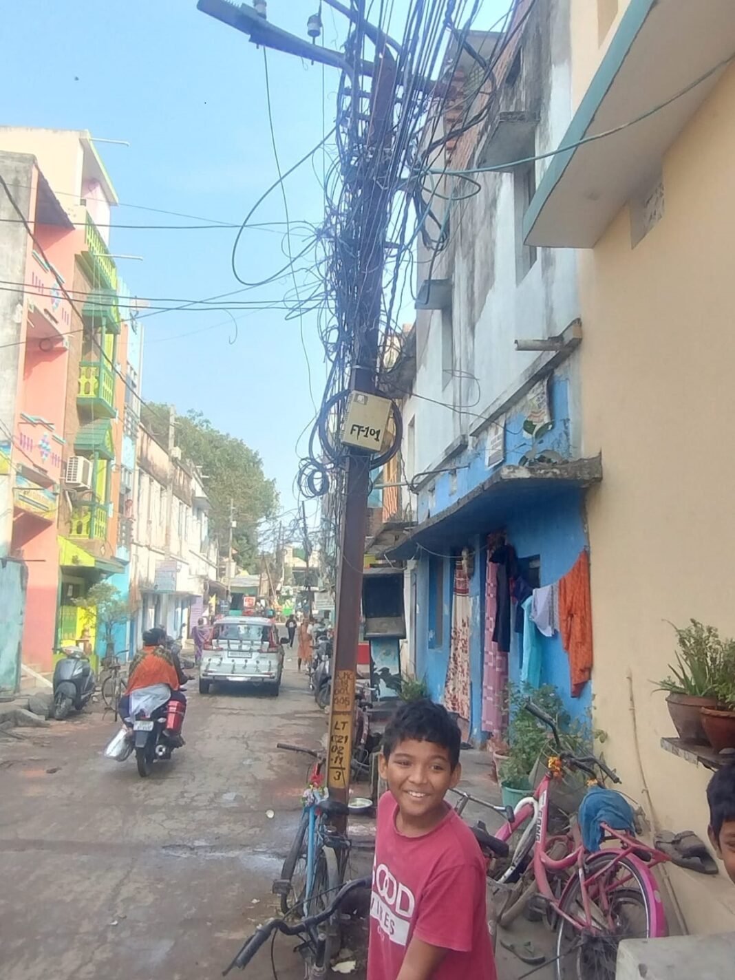 ଲକ୍ଷ୍ମୀନୁରସିଂହ ସାହି ମେନ ରୋଡରେ ବିଦ୍ୟୁତ୍ ଖୁଣ୍ଟରେ ଜଟିଳ ତାର : ଦୁର୍ଘଟଣାର ସମ୍ଭାବନା