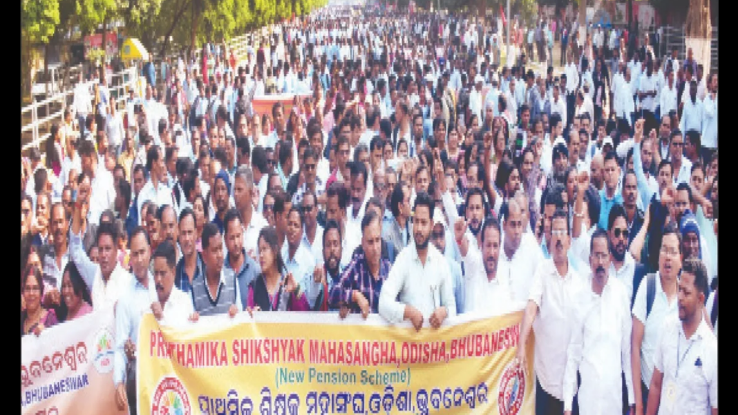 ପୁଣିଥରେ ରାଜରାସ୍ତାକୁ ଓହ୍ଲାଇଛନ୍ତି ପ୍ରାଥମିକ ଶିକ୍ଷକ।