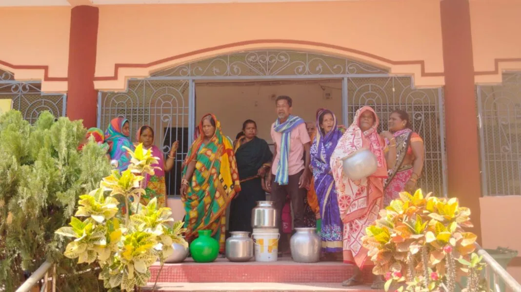 ଜଳ ଯୋଗାଣକୁ ନେଇ ବ୍ଲକ କାର୍ଯ୍ୟାଳୟ ହାଣ୍ଡି ମାଟିଆ ଧରି ଘେରିଲେ ମହିଳା l