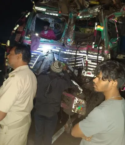 ଛିଡା ହୋଇଥିବା ସିମେଣ୍ଟ ବୋଝେଇ ଟ୍ରକର ପଛ ପଟୁ ଧକ୍କାଦେଲା ଏକ ଡଷ୍ଟ ବୋଝେଇ ଟ୍ରକ।