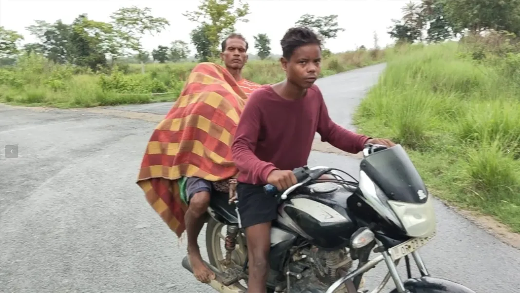 ସ୍ବାମୀ ନିଜ ସ୍ତ୍ରୀର ମୃତ ଶରୀରକୁ ବାଇକ୍ ଯୋଗେ ଘରକୁ ନେଲେ । ସ୍ବାମୀ ନିଜ ସ୍ତ୍ରୀର ମୃତ ଶରୀରକୁ ବାଇକ୍ ଯୋଗେ ଘରକୁ ନେଲେ ।